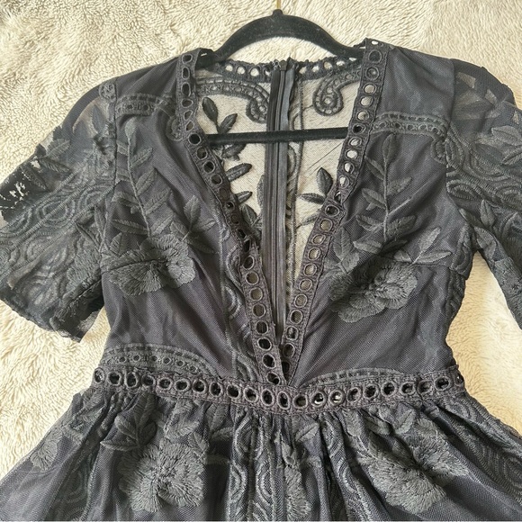 Lace romper with back zipper - Picture 5 of 8